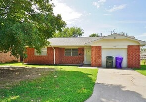 1024 Mobile Cir in Norman, OK - Building Photo