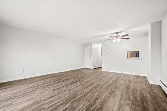 341 Oak St, Unit 14 in Manchester, CT - Building Photo - Building Photo