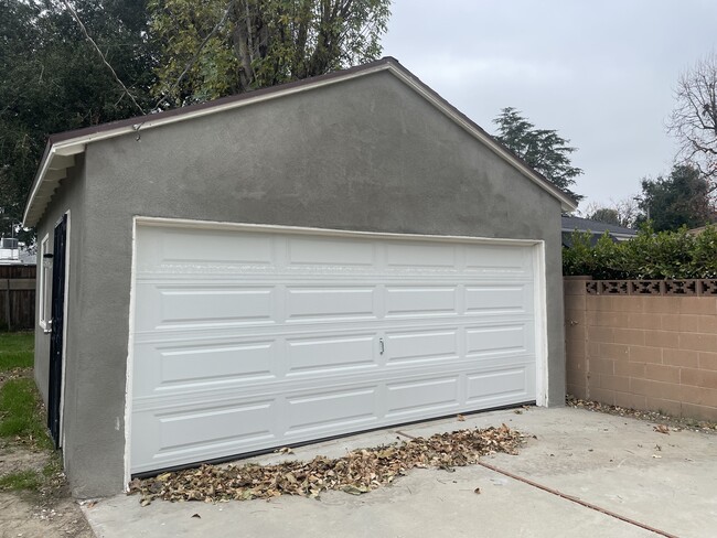 17221 Kittridge St in Van Nuys, CA - Building Photo - Building Photo