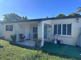 1579 NE 181st St in North Miami Beach, FL - Building Photo