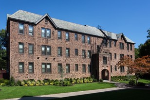 Fairfield Courtyard At Woodmere Apartments