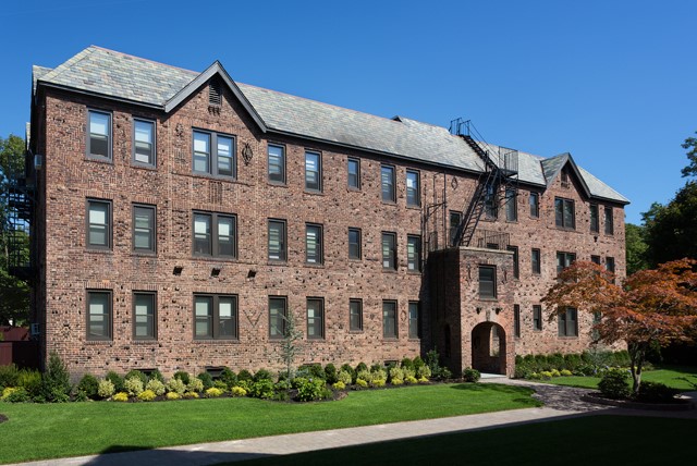 Fairfield Courtyard At Woodmere in Woodmere, NY - Building Photo