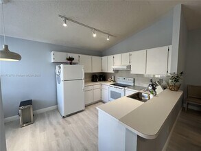11963 NW 11th St in Pembroke Pines, FL - Foto de edificio - Building Photo