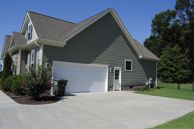 211 Willowbrook Dr in Pikeville, NC - Building Photo - Building Photo