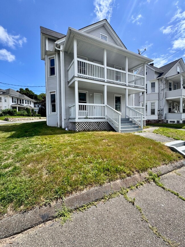 112 Brookside Ave in Torrington, CT - Foto de edificio - Building Photo