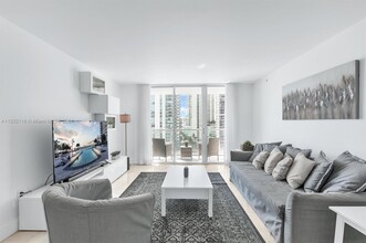 1155 Brickell Bay Dr in Miami, FL - Foto de edificio - Building Photo