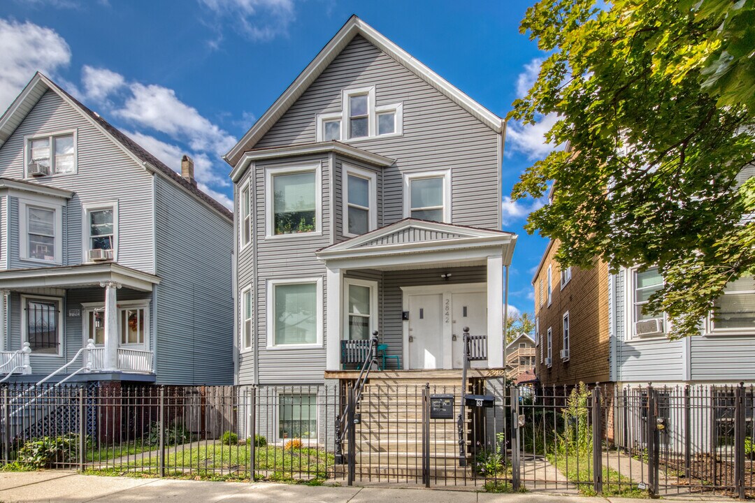 2842 N Avers Ave in Chicago, IL - Building Photo