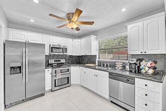 8411 NW 3rd St in Pembroke Pines, FL - Building Photo - Building Photo
