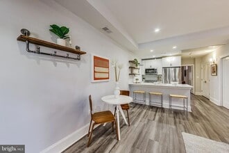 819 D St NE, Unit 7 in Washington, DC - Foto de edificio - Building Photo