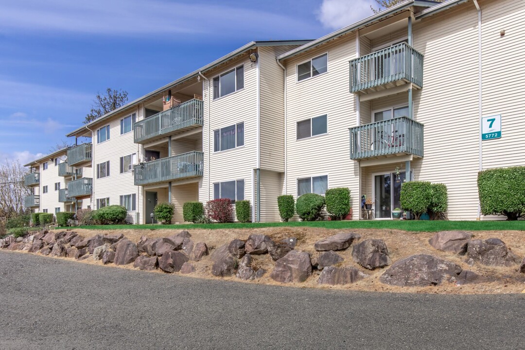 Hampton Heights Apartments in Seattle, WA - Building Photo