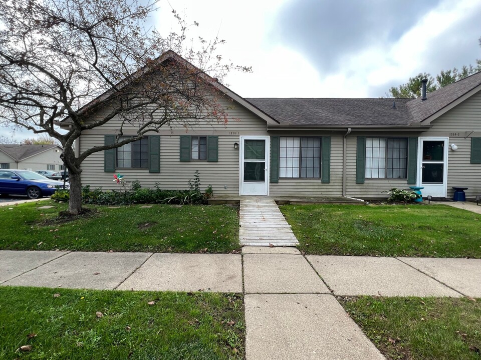 1256 Oxford Manor Ct, Unit 1 in South Lyon, MI - Foto de edificio