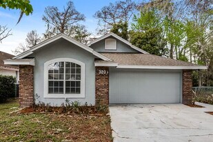 320 MacGregor Rd in Winter Springs, FL - Building Photo