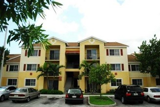 Alhambra Cove in Miami, FL - Foto de edificio - Building Photo