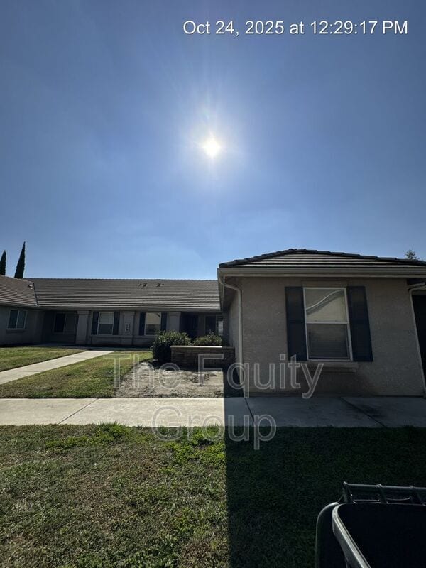 1943 E Academy Ave in Tulare, CA - Building Photo - Building Photo