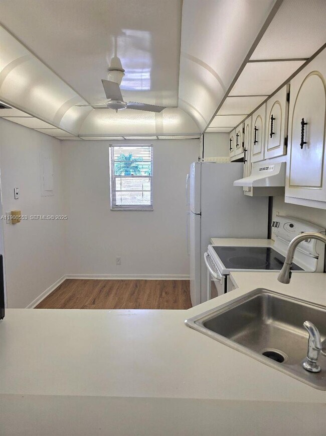 property at 2571 Aragon Blvd