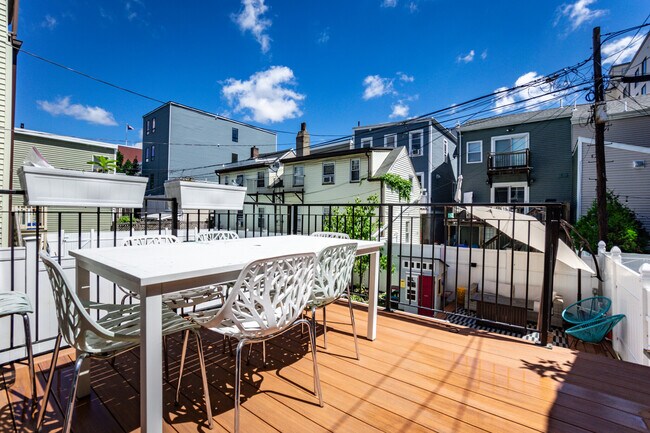 452 W 4th St, Unit 1 in Boston, MA - Building Photo - Building Photo