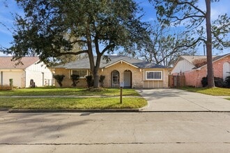 13627 Greenway Dr in Sugar Land, TX - Building Photo - Building Photo
