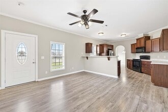 130 Leaning Oaks Cir in Seguin, TX - Building Photo - Building Photo