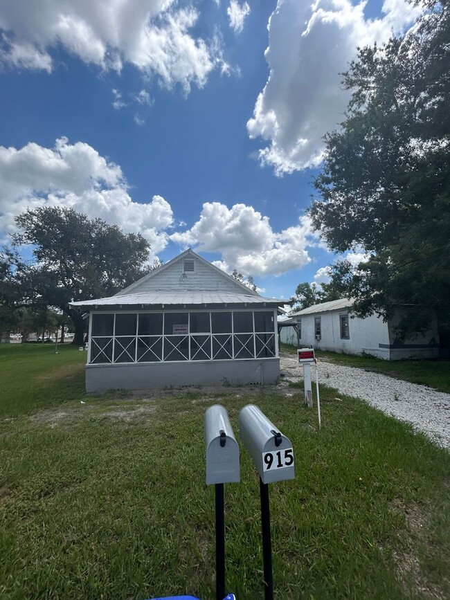 property at 915 N Missouri Ave