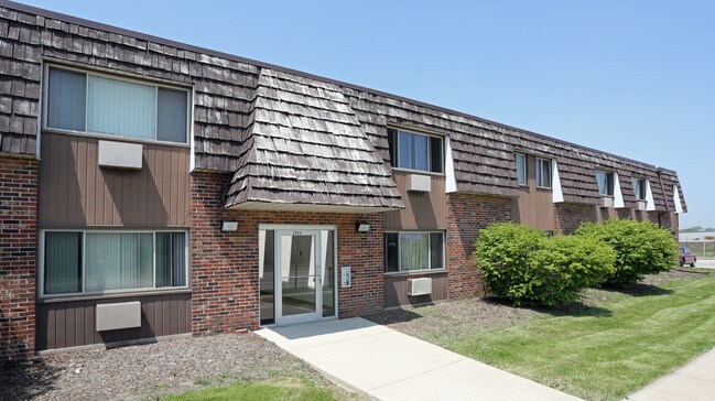 Pleasant Apartments in Racine, WI - Foto de edificio - Building Photo