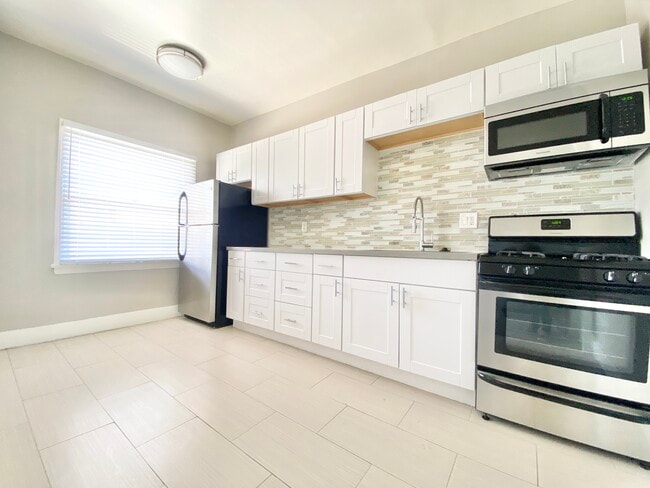 2933 W 8th St in Los Angeles, CA - Building Photo - Building Photo