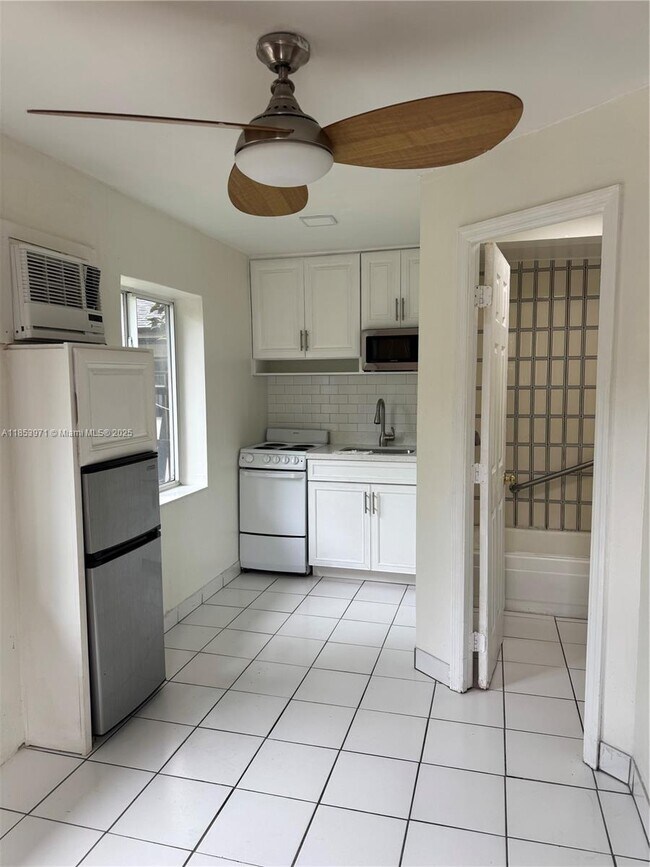 1423 Wiley St-Unit -Cottage in Hollywood, FL - Foto de edificio - Building Photo