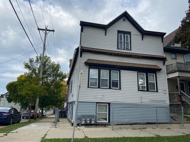 2491 S 7th St in Milwaukee, WI - Building Photo - Building Photo