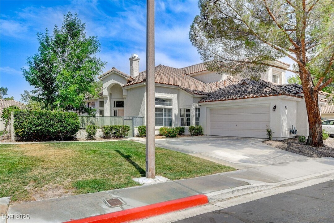 9244 Pitching Wedge Dr in Las Vegas, NV - Building Photo