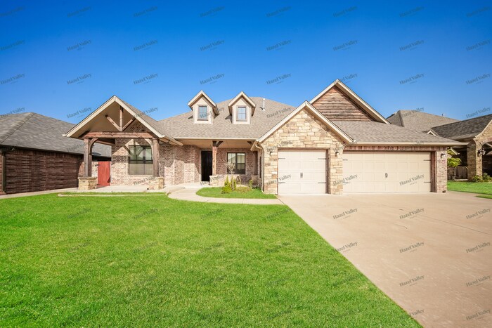 2112 Pine Creek Ave in Yukon, OK - Foto de edificio
