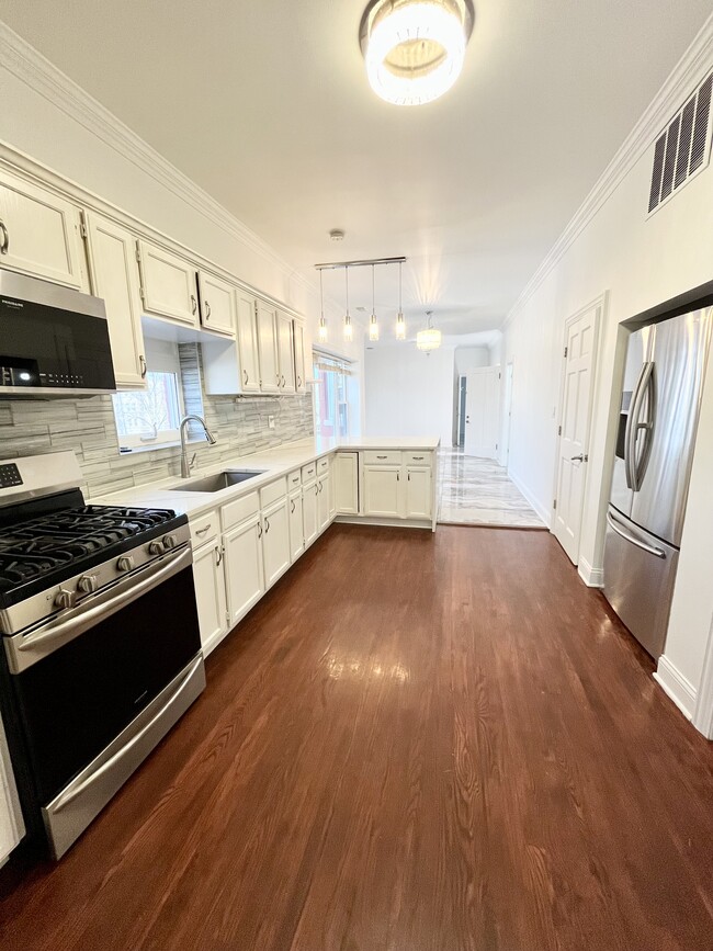 6712 N Clark St, Unit 4BedintheHeartofRog, Unit 4BedintheHeartofRog