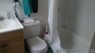 833 Beacon St, Unit 205 in Boston, MA - Building Photo - Building Photo