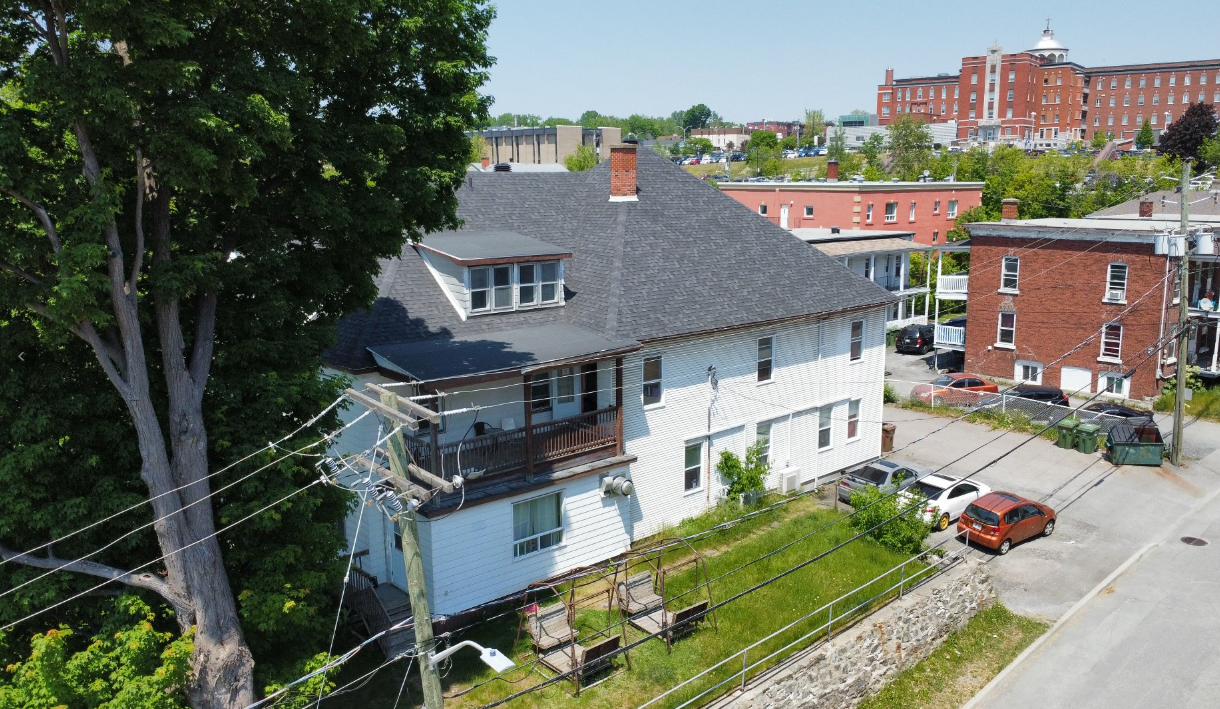 44 Kennedy Rue S in Sherbrooke, QC - Building Photo