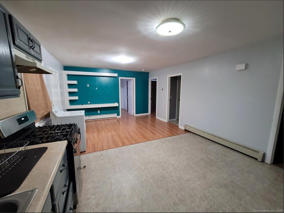 92 Highland Ave in Naugatuck, CT - Building Photo