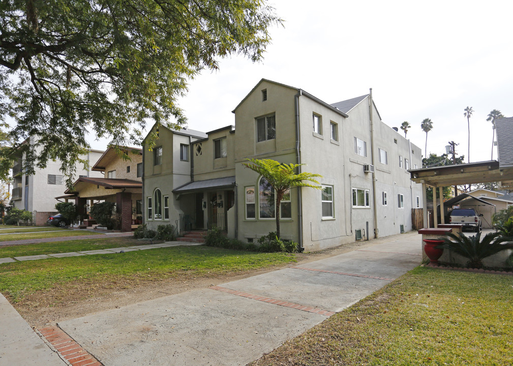 204 W Windsor Rd in Glendale, CA - Building Photo