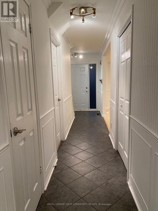 100 Burrows Hall Blvd in Toronto, ON - Building Photo - Building Photo