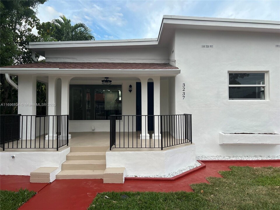 3237 SW 2nd St in Miami, FL - Building Photo