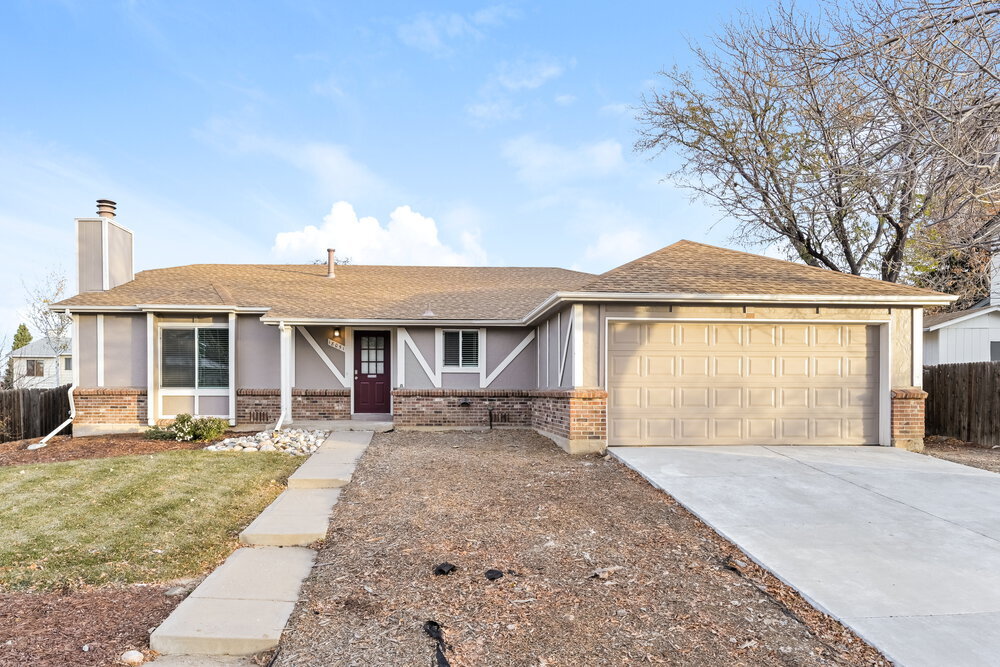 18051 E Loyola Pl in Aurora, CO - Building Photo