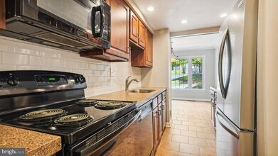 5867 Kara Pl in Burke, VA - Foto de edificio - Building Photo