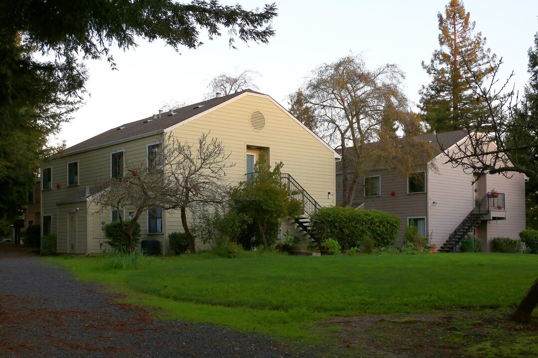 Gravenstein North Apartments in Sebastopol, CA - Building Photo