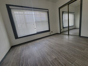 1315 W 101st St in Los Angeles, CA - Foto de edificio - Building Photo