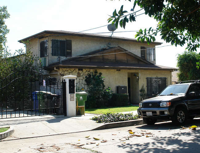 646 Tularosa Dr in Los Angeles, CA - Foto de edificio - Building Photo