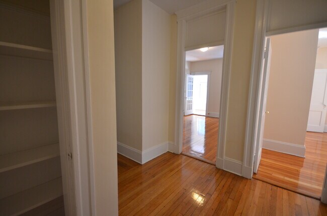 277 Saint Paul St, Unit 3 in Brookline, MA - Foto de edificio - Building Photo