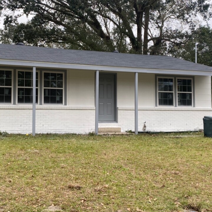 2105 Holleman Dr in Mobile, AL - Building Photo