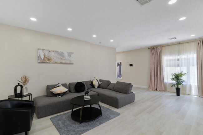8867 W Oquendo Rd in Las Vegas, NV - Building Photo - Building Photo