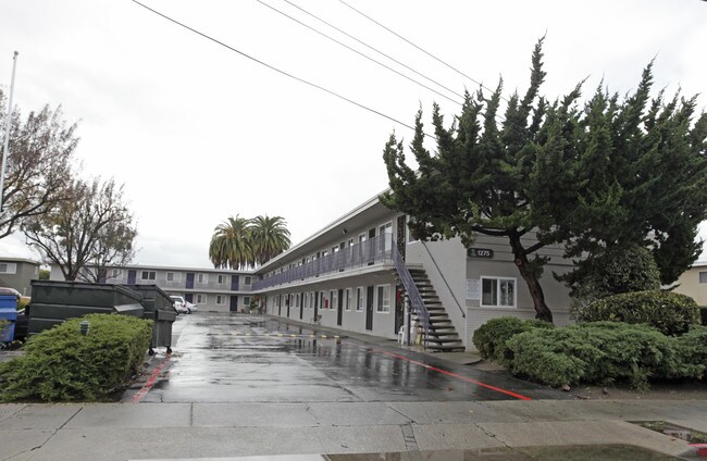 Pacific Apartments in San Leandro, CA - Foto de edificio - Building Photo