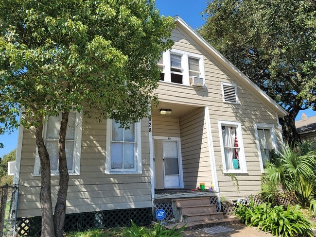 826 Broadway Avenue J in Galveston, TX - Foto de edificio - Building Photo