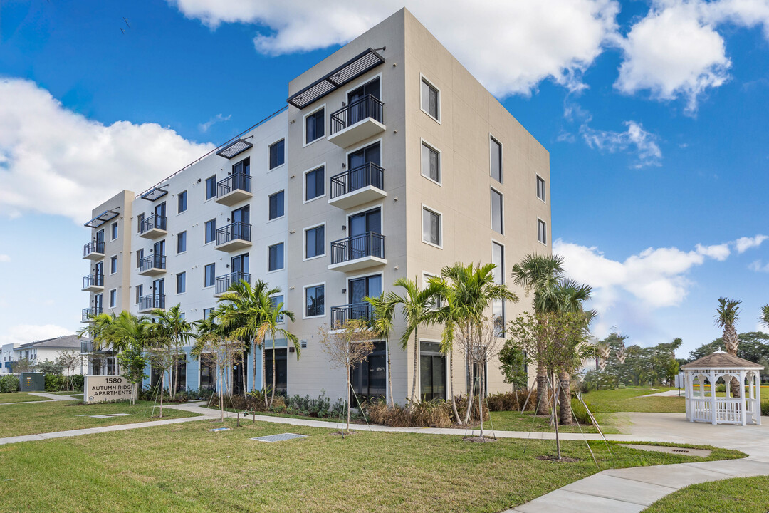 Autumn Ridge 62+ Senior Housing in West Palm Beach, FL - Foto de edificio