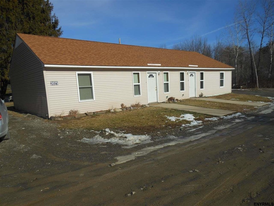 3021-3025 Aarons Way in Argyle, NY - Building Photo