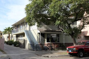 Walnut Apartments in Long Beach, CA - Building Photo