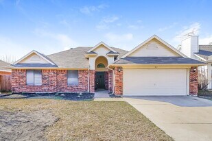 812 Ironsides Ln in Blue Mound, TX - Building Photo